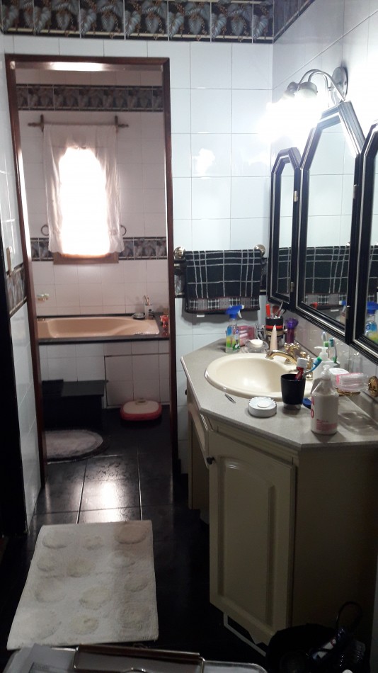 VENTA / PERMUTA - CHALET 7 AMBIENTES