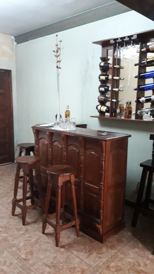 VENTA / PERMUTA - CHALET 7 AMBIENTES