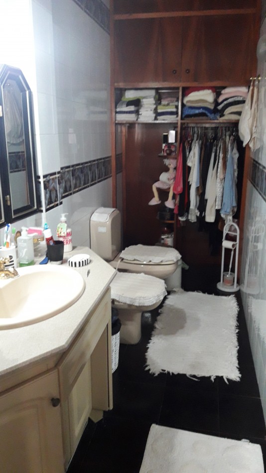 VENTA / PERMUTA - CHALET 7 AMBIENTES