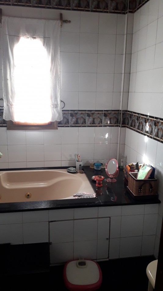 VENTA / PERMUTA - CHALET 7 AMBIENTES