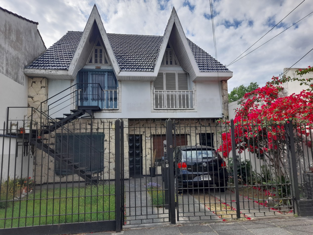 VENTA / PERMUTA - CHALET 7 AMBIENTES