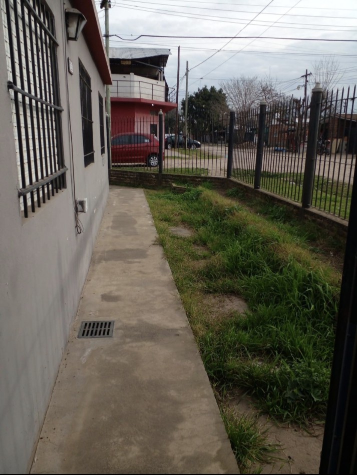 VENTA -  CASA  AMPLIA CON PATIO