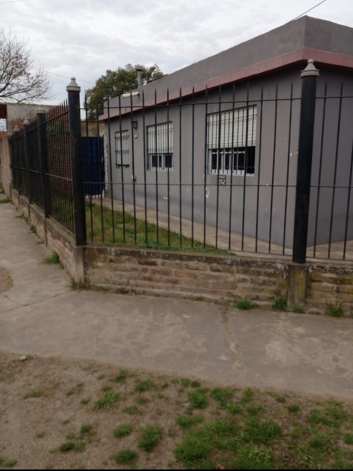 VENTA -  CASA  AMPLIA CON PATIO