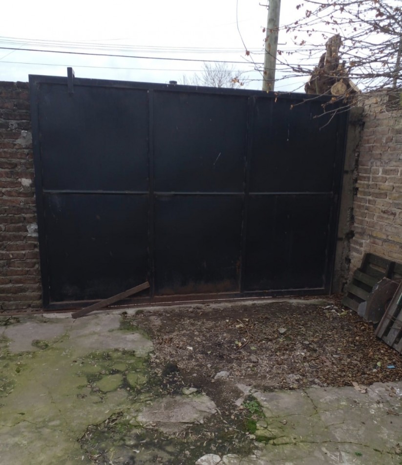 VENTA -  CASA  AMPLIA CON PATIO