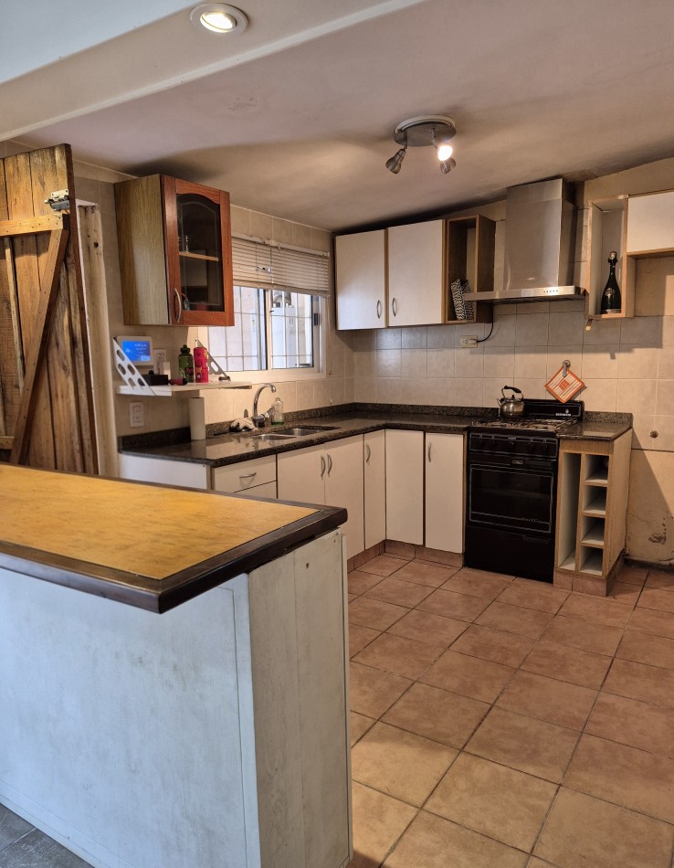 ALQUILER - CASA 3 AMBIENTES CON COCHERA Y PILETA