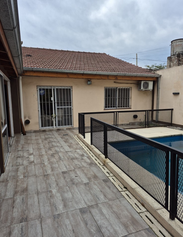 ALQUILER - CASA 3 AMBIENTES CON COCHERA Y PILETA