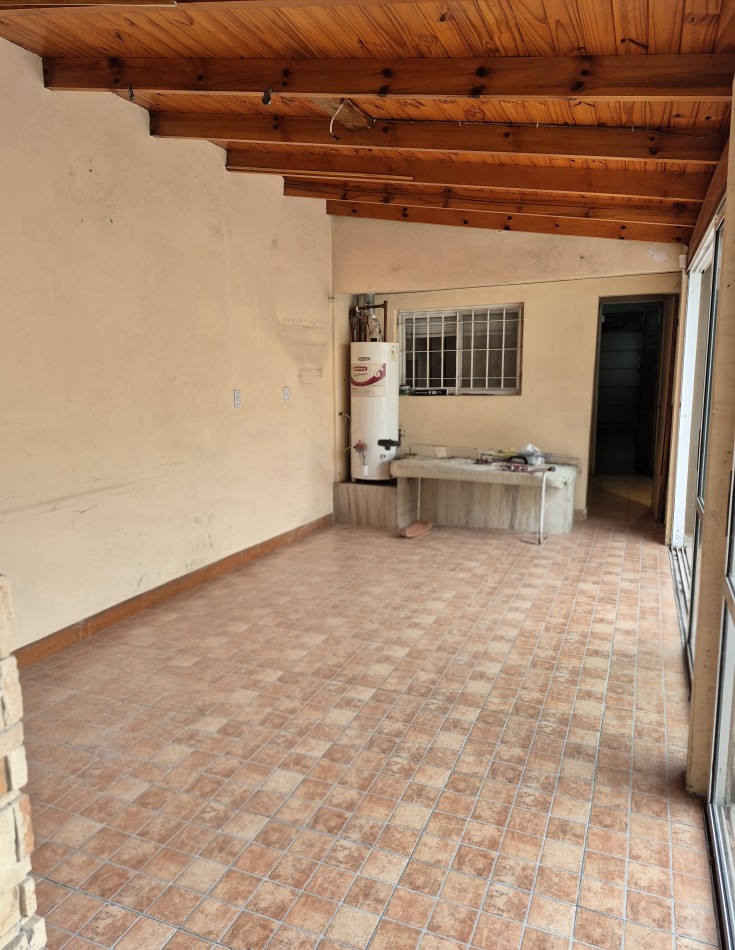 ALQUILER - CASA 3 AMBIENTES CON COCHERA Y PILETA