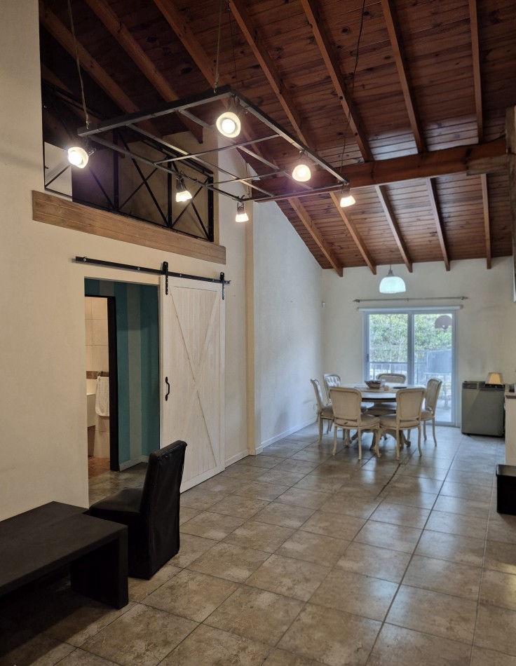 ALQUILER - CASA 3 AMBIENTES CON COCHERA Y PILETA