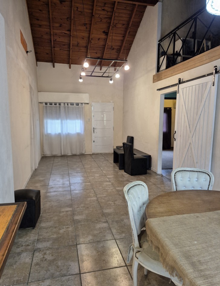 ALQUILER - CASA 3 AMBIENTES CON COCHERA Y PILETA