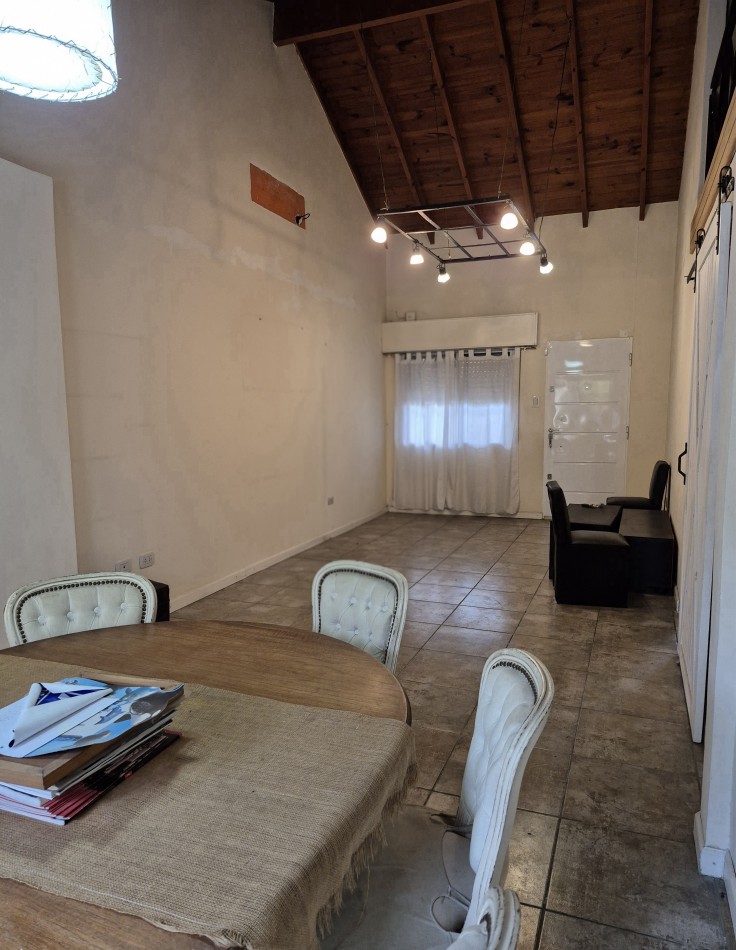 ALQUILER - CASA 3 AMBIENTES CON COCHERA Y PILETA