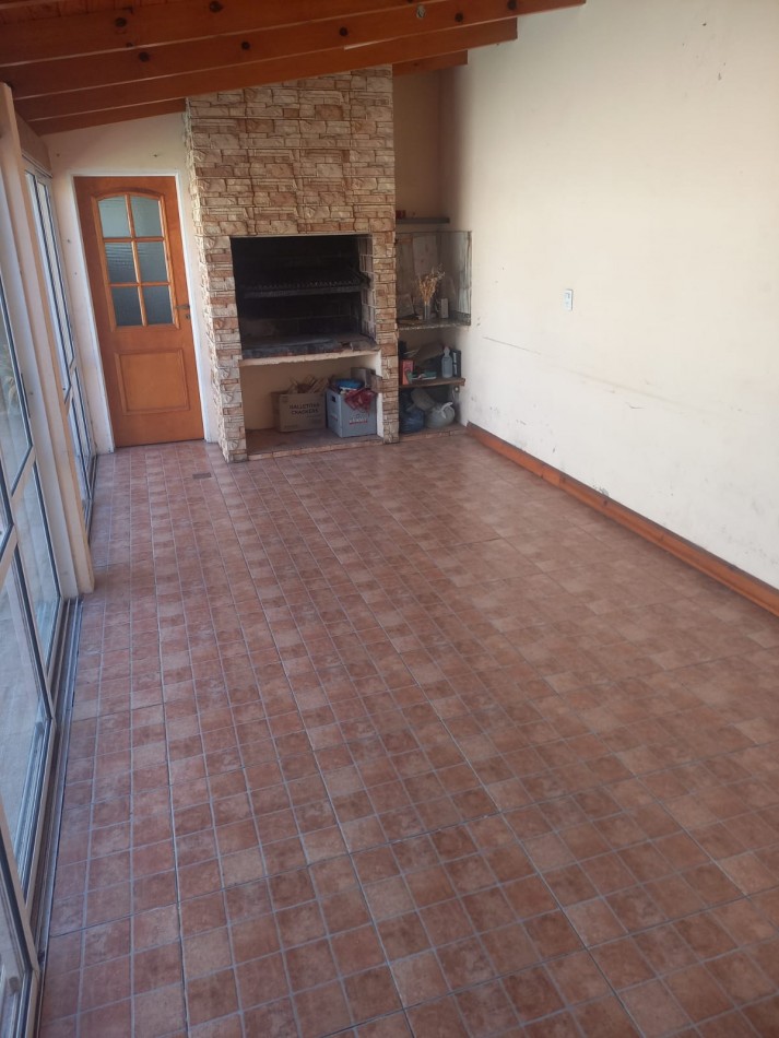 ALQUILER - CASA 3 AMBIENTES CON COCHERA Y PILETA