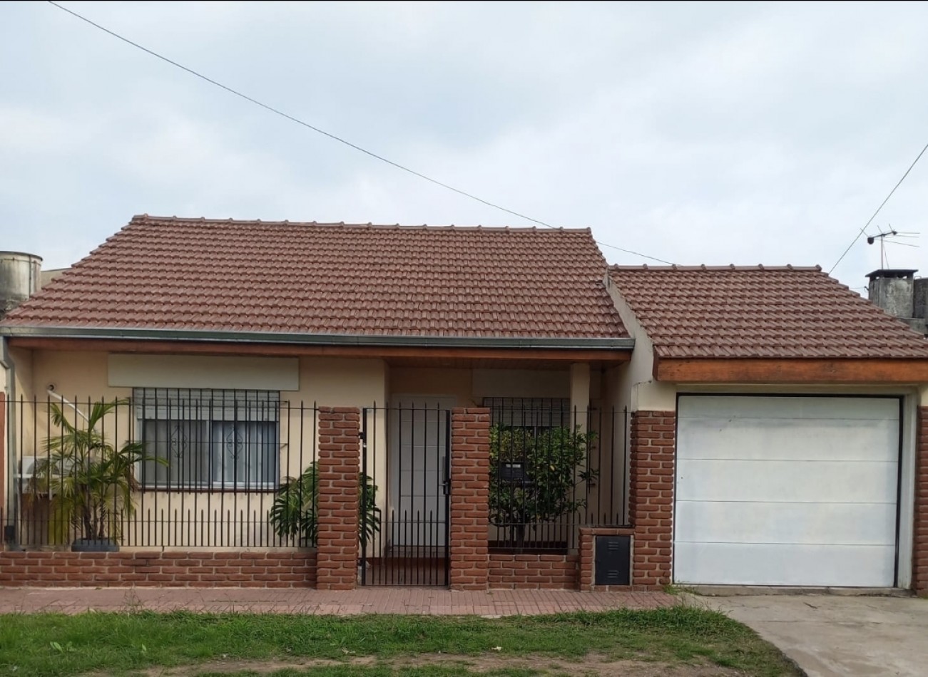 ALQUILER - CASA 3 AMBIENTES CON COCHERA Y PILETA