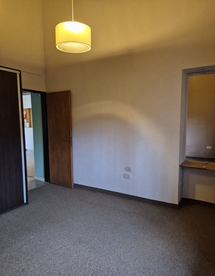 ALQUILER - CASA 3 AMBIENTES CON COCHERA Y PILETA