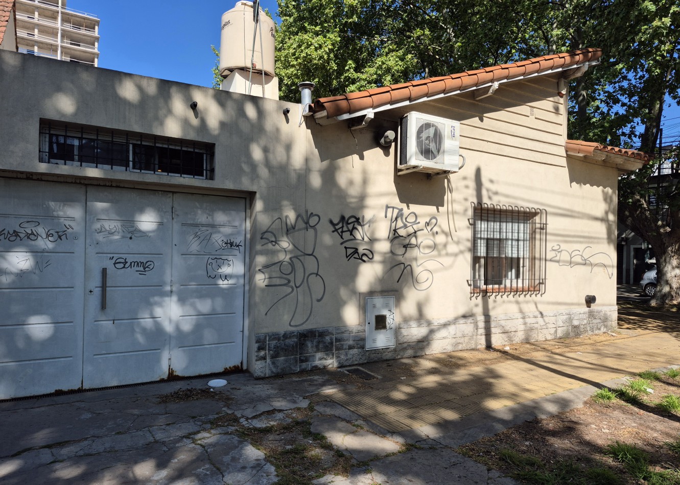 VENTA- CHALET 3 AMBIENTES CON COCHERA