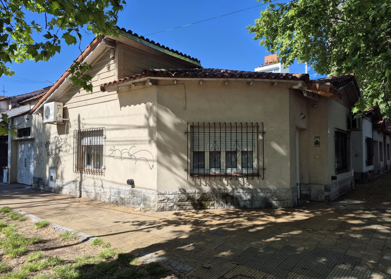 VENTA- CHALET 3 AMBIENTES CON COCHERA