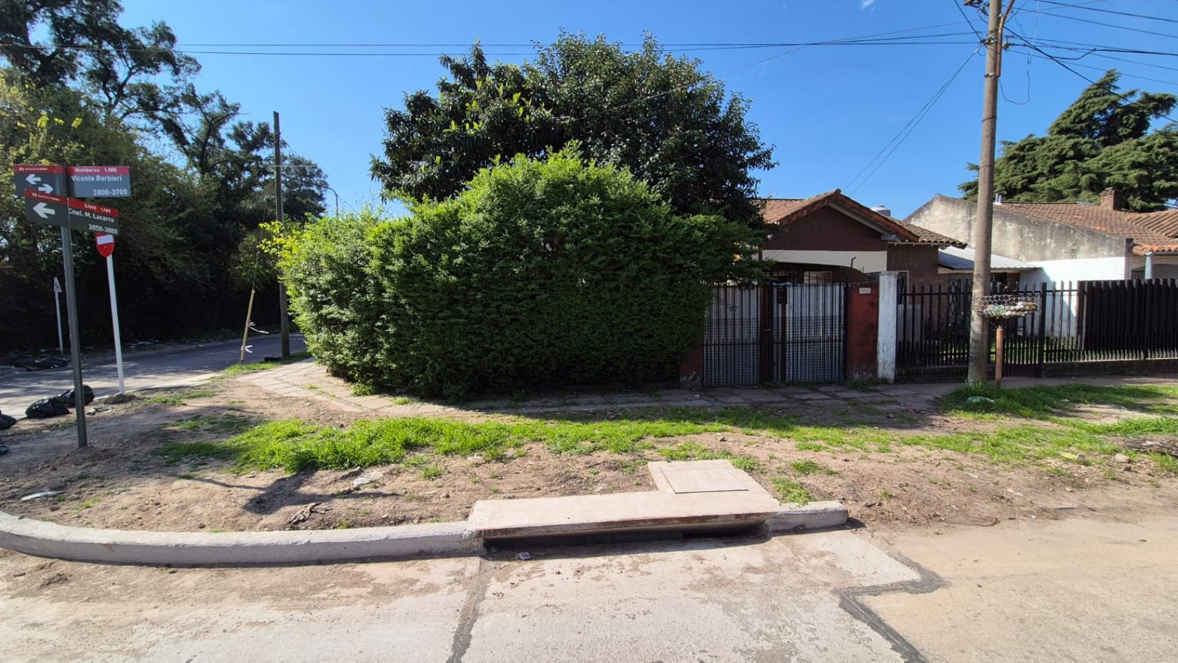 VENTA- CASA 3 AMBIENTES EN ESQUINA