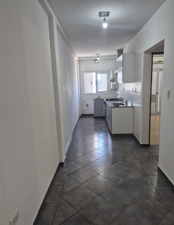 ALQUILER- Amplio Departamento 2 ambientes con cochera