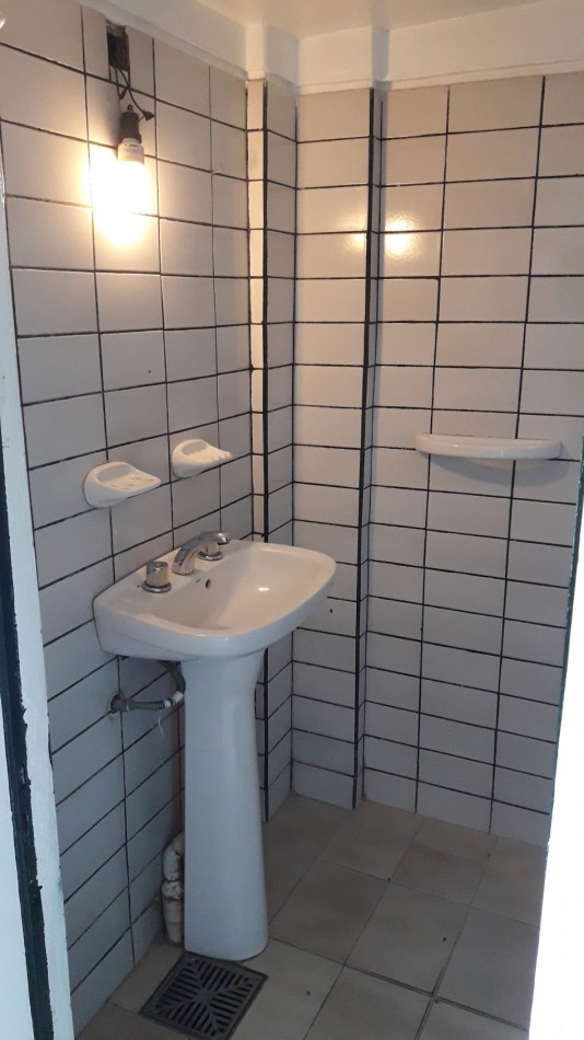 ALQUILER- CASA 3 AMBIENTES CON PARQUE