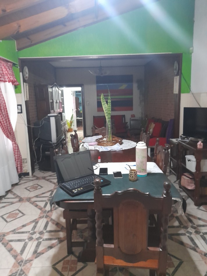 VENTA / PERMUTA - CHALET 7 AMBIENTES