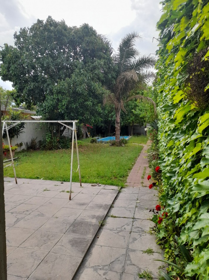 VENTA / PERMUTA - CHALET 7 AMBIENTES