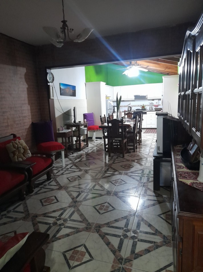 VENTA / PERMUTA - CHALET 7 AMBIENTES