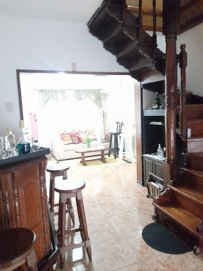 VENTA / PERMUTA - CHALET 7 AMBIENTES