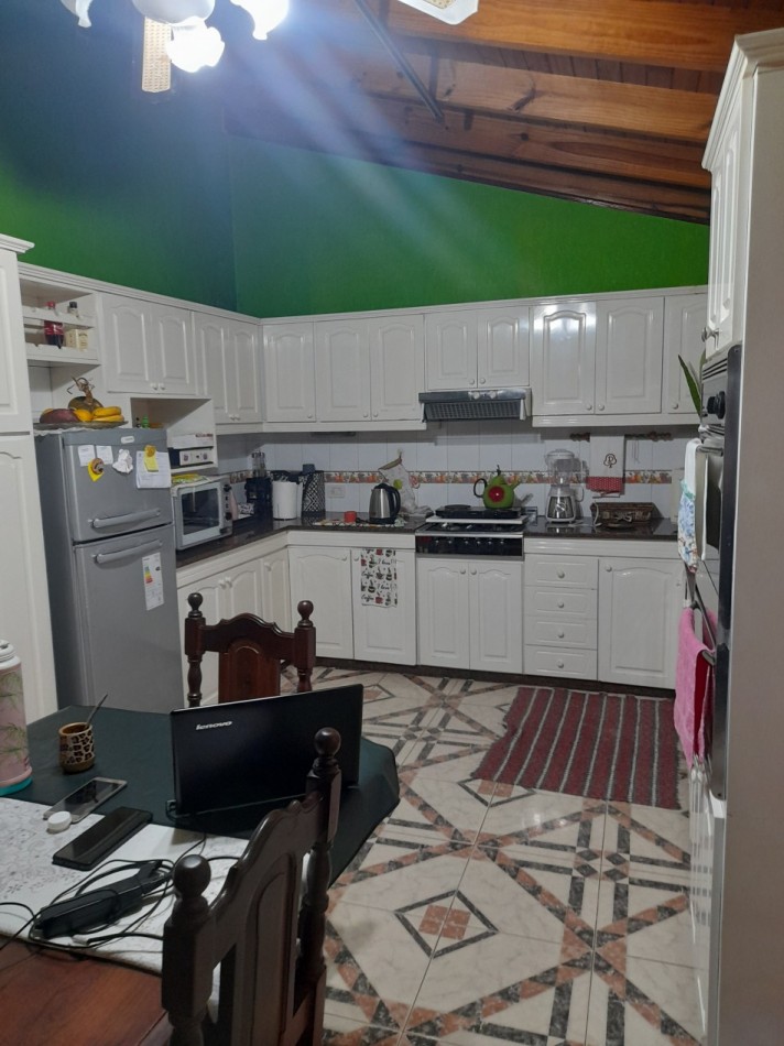 VENTA / PERMUTA - CHALET 7 AMBIENTES