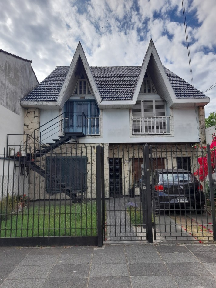 VENTA / PERMUTA - CHALET 7 AMBIENTES