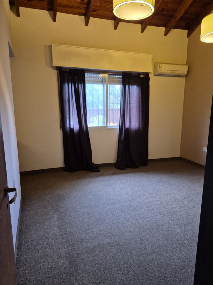 ALQUILER - CASA 3 AMBIENTES CON COCHERA Y PILETA