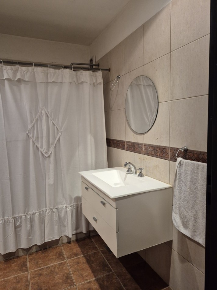 ALQUILER - CASA 3 AMBIENTES CON COCHERA Y PILETA