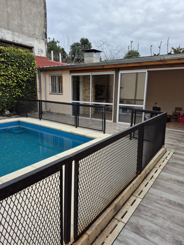 ALQUILER - CASA 3 AMBIENTES CON COCHERA Y PILETA