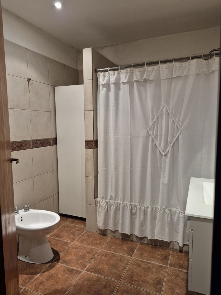 ALQUILER - CASA 3 AMBIENTES CON COCHERA Y PILETA