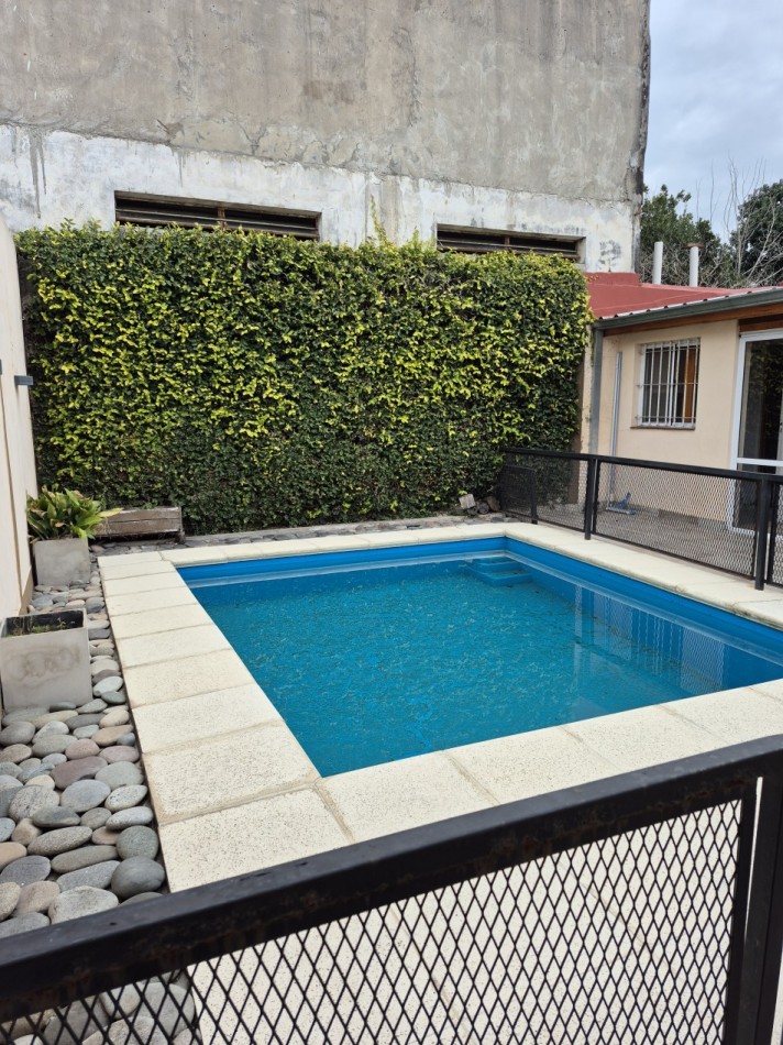 ALQUILER - CASA 3 AMBIENTES CON COCHERA Y PILETA