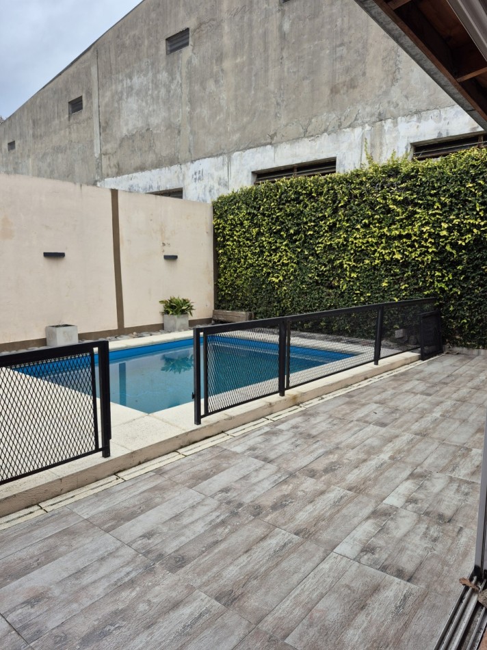 ALQUILER - CASA 3 AMBIENTES CON COCHERA Y PILETA