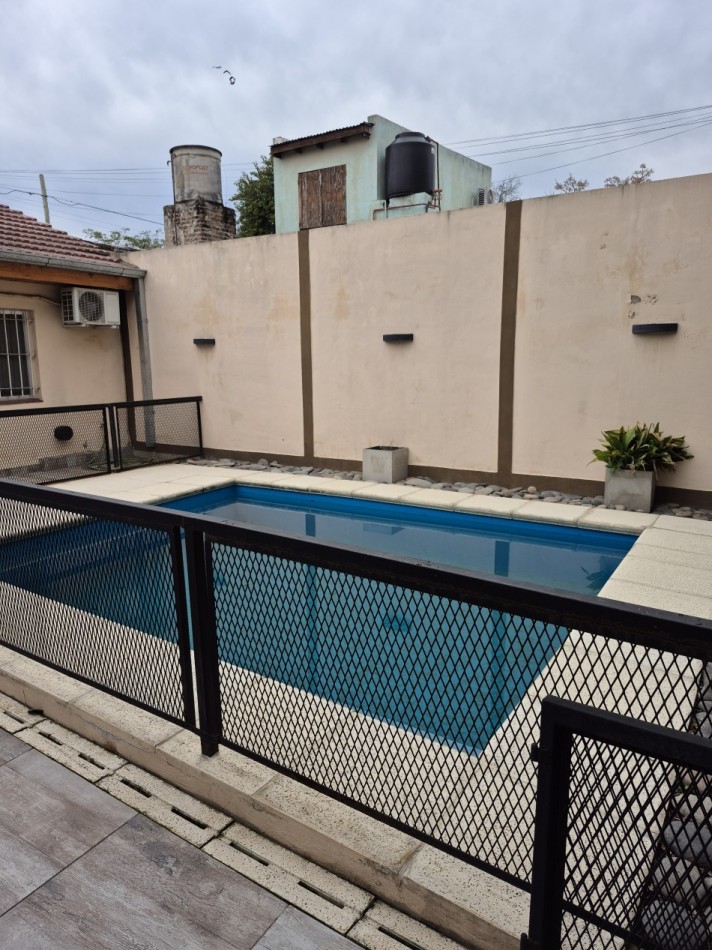 ALQUILER - CASA 3 AMBIENTES CON COCHERA Y PILETA
