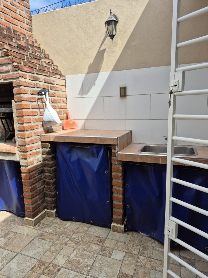 VENTA - CASA 6 ambientes con entrada individual