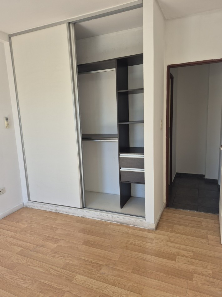 ALQUILER- Amplio Departamento 2 ambientes con cochera