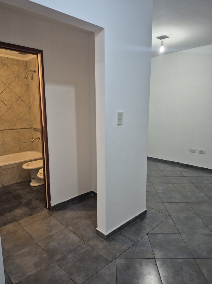 ALQUILER- Amplio Departamento 2 ambientes con cochera