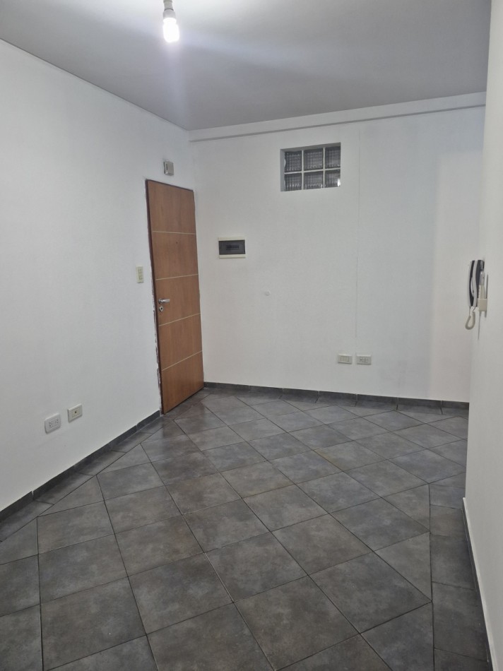 ALQUILER- Amplio Departamento 2 ambientes con cochera