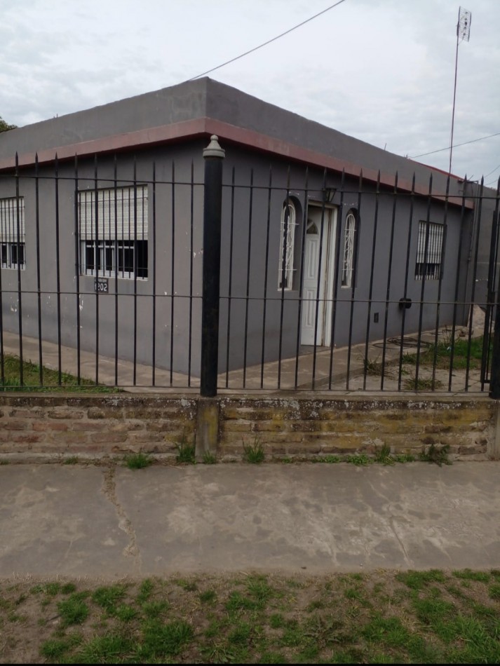 ALQUILER -  CASA  AMPLIA CON PATIO