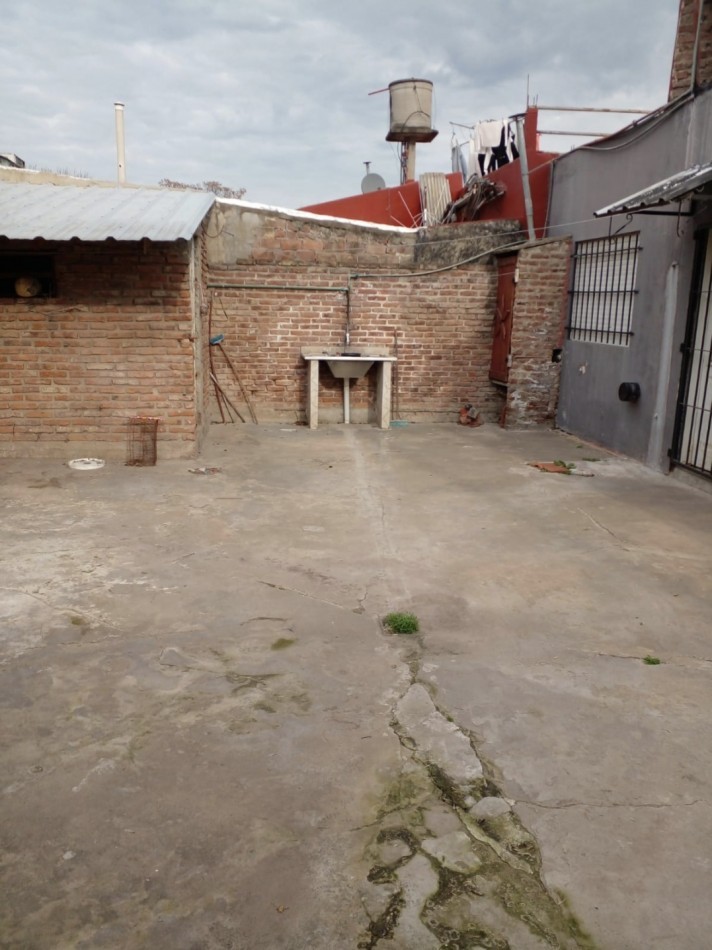 ALQUILER -  CASA  AMPLIA CON PATIO