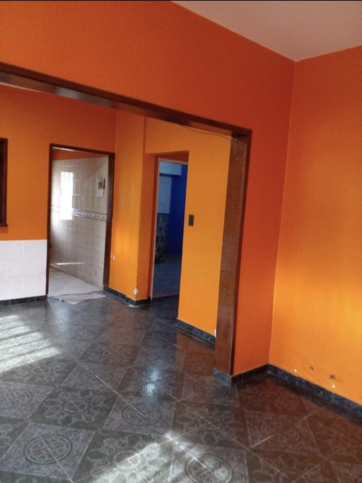 ALQUILER -  CASA  AMPLIA CON PATIO