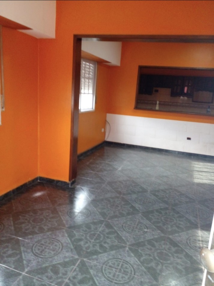 ALQUILER -  CASA  AMPLIA CON PATIO