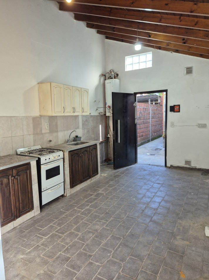 ALQUILER - PH por pasillo 3 ambientes