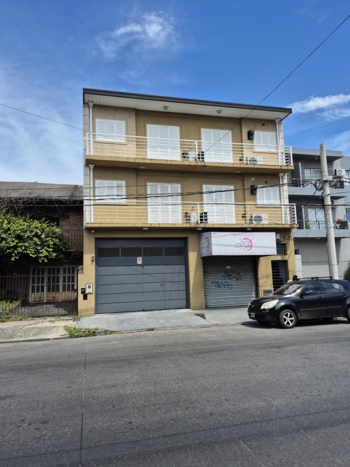 ALQUILER- Amplio Departamento 2 ambientes con cochera