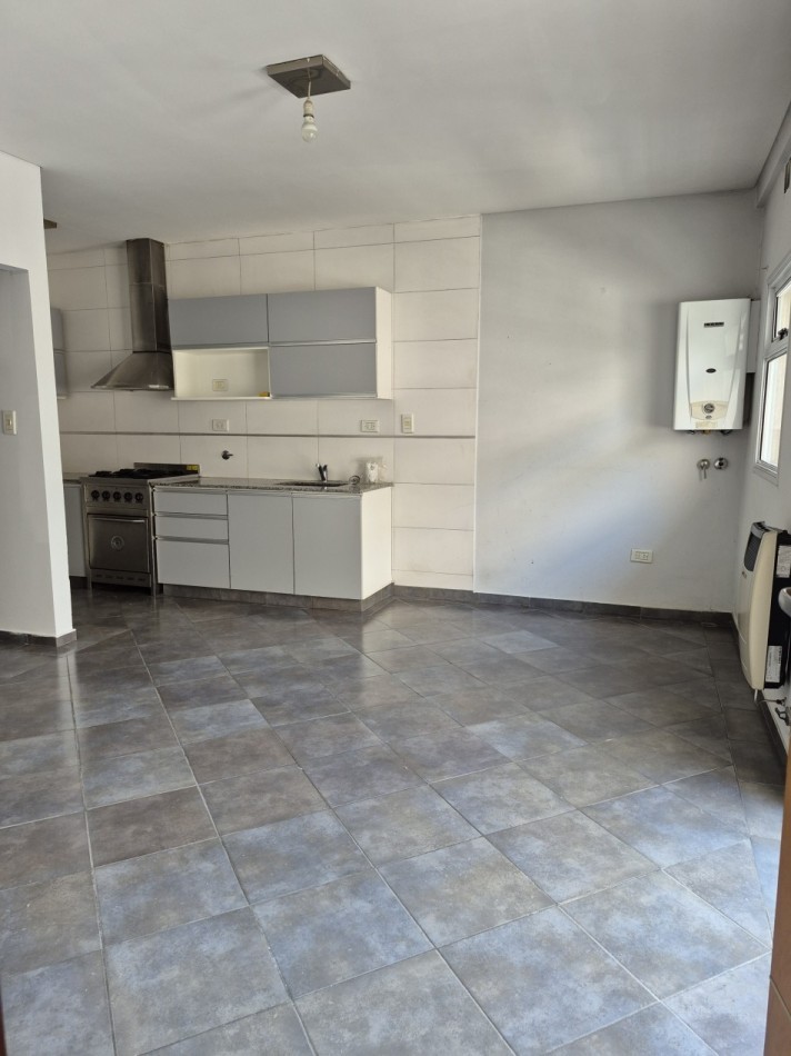 ALQUILER- Amplio Departamento 2 ambientes con cochera