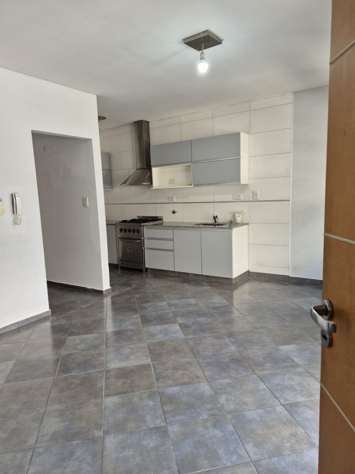 ALQUILER- Amplio Departamento 2 ambientes con cochera