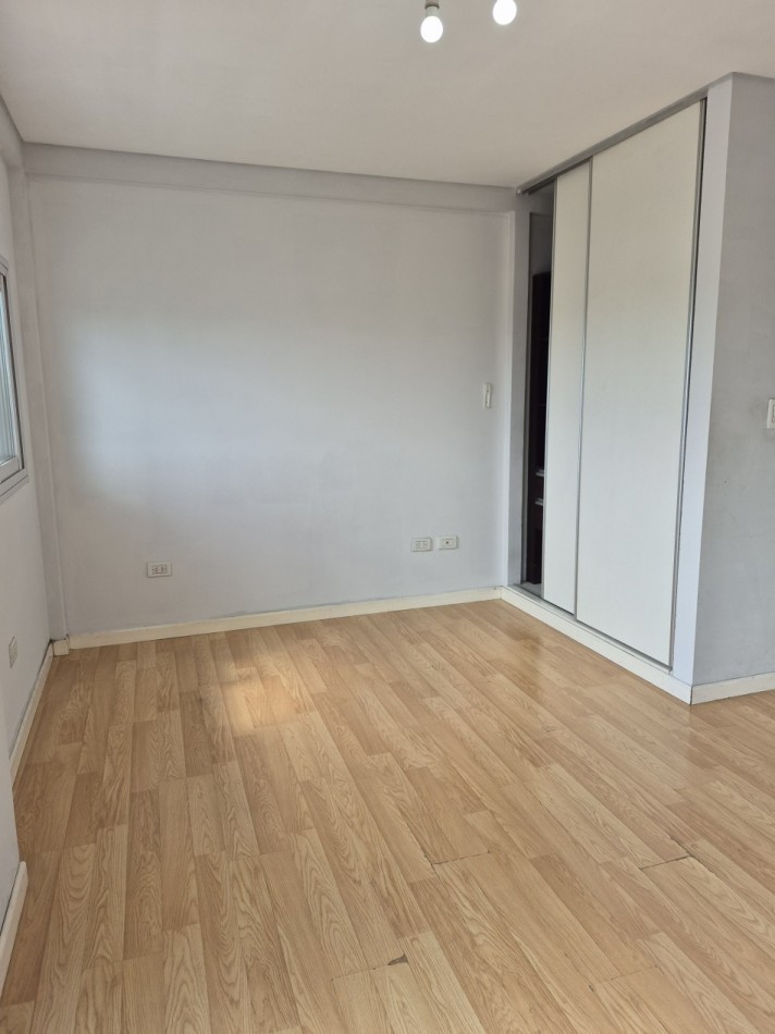 ALQUILER- Amplio Departamento 2 ambientes con cochera