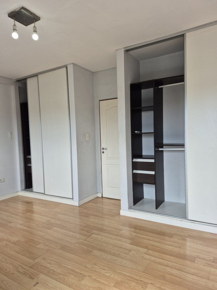 ALQUILER- Amplio Departamento 2 ambientes con cochera