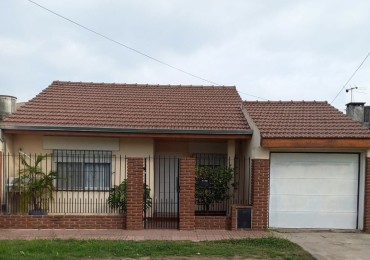 ALQUILER - CASA 3 AMBIENTES CON COCHERA Y PILETA